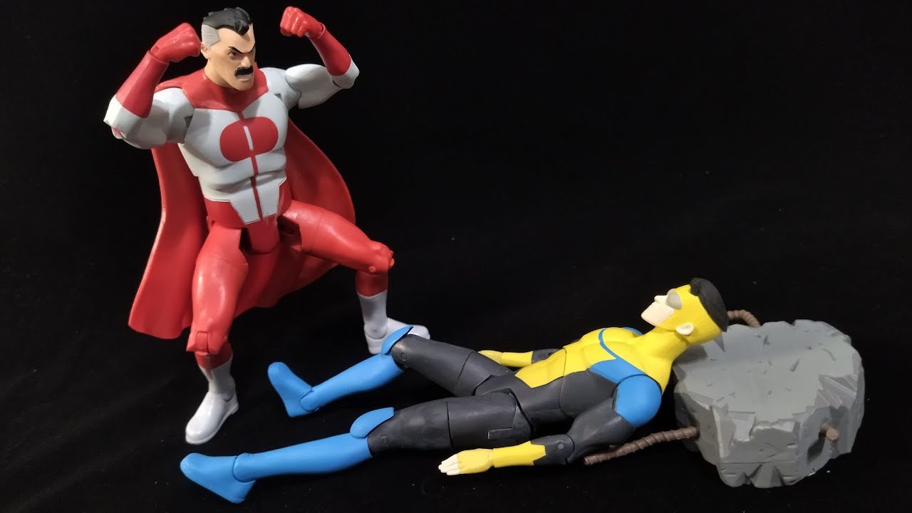 Invincible Deluxe Invincible Figure